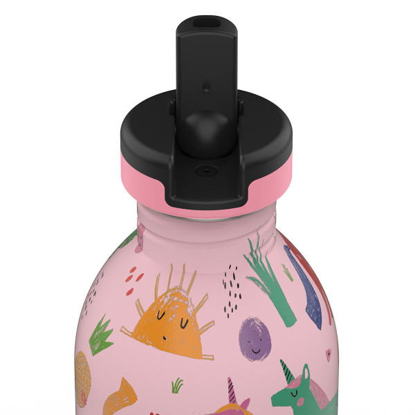 Der praktische Sport Lid Deckel auf der Trinkflasche KIDS BOTTLE zum schnellen und einfachen Öffnen. 500 ml, Modell: Stone Magic Friends.