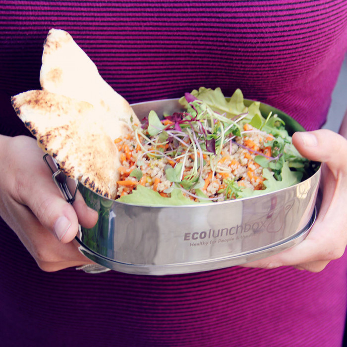 Ovale Brotdose aus Edelstahl von ECOlunchbox - befüllt mit Salat