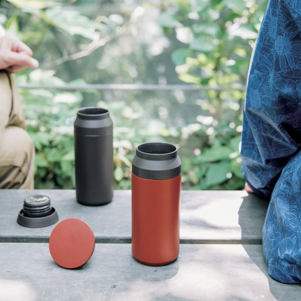 Thermosbecher to go Travel Tumbler von KINTO. Doppelwandiger Isolierbecher aus Edelstahl. Szenebild mit 2 Becher.