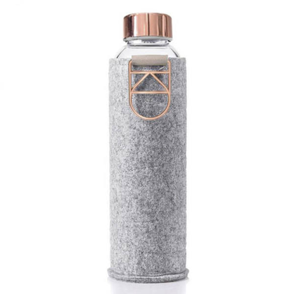 MISMATCH Trinkflasche rose gold von equa Design. Glasflasche 0,75 l mit verchromtem, rosegoldenem Schraubdeckel, Metalltragegriff und Filzhülle in grau.