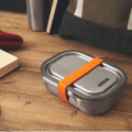 Edelstahl Lunchbox L mit Gabel von black and blum - Modell mit orangem Silikonband - Moodbild