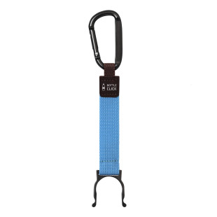 Flaschenhalter Bottle Click. Der hellblaue Flaschenträger mit Karabiner für PET Flaschen von ALife Design.