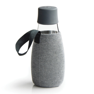 Graue Schutz- und Transporthülle aus Baumwolle mit praktischer Trageschlaufe für die Design-Trinkflasche 0,3 Liter von Retap.